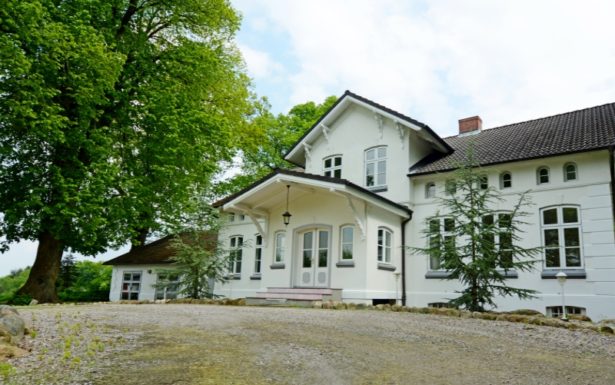 783 - Herrenhaus/Landhaus in Weiß nahe dem Naturpark Westensee